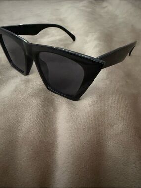 Women’s Black Angular Cat-Eye Sunglasses - Sleek Statement Style